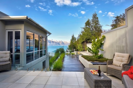 Terrasse/Patio. Shine Bright at our White Diamond Holiday Home