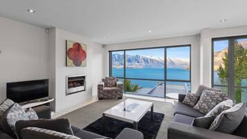 TV, perapian, dan kantor