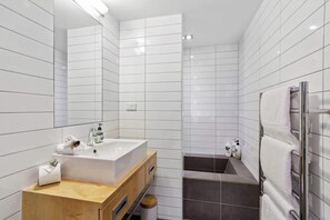 Regadera, secadora de cabello, toallas