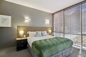 1 habitación, escritorio, tabla de planchar con plancha y cuna de viaje 