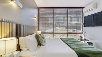 1 habitación, escritorio, tabla de planchar con plancha y cuna de viaje