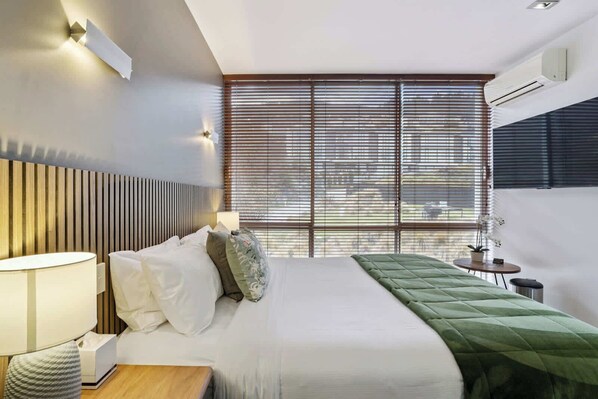 1 habitación, escritorio, tabla de planchar con plancha y cuna de viaje