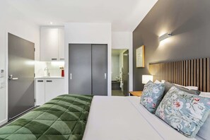 1 habitación, escritorio, tabla de planchar con plancha y cuna de viaje 