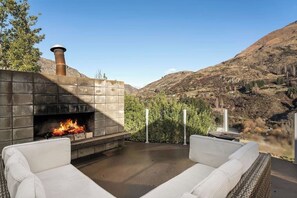 Property grounds - Huge & Stylish on Shotover, 4 Bedrooms (Queenstown)