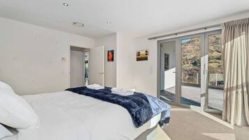 4 bedrooms, iron/ironing board, travel cot, WiFi