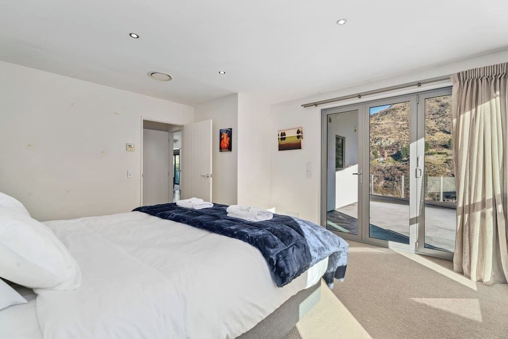 4 habitaciones, tabla de planchar con plancha, cuna de viaje y wifi 