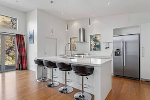 Réfrigérateur, four à micro-ondes, un four, surface de cuisson