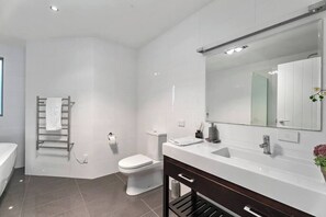 Regadera, secadora de cabello, toallas 