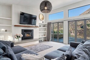 TV, fireplace - Huge & Stylish on Shotover, 4 Bedrooms (Queenstown)