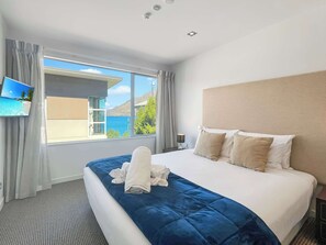 3 bedrooms, iron/ironing board, travel crib, WiFi - Epic Views & Steps to Queenstown (Queenstown)