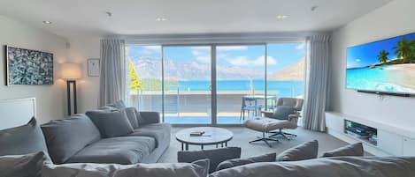 Fernseher, Kamin, Bücher