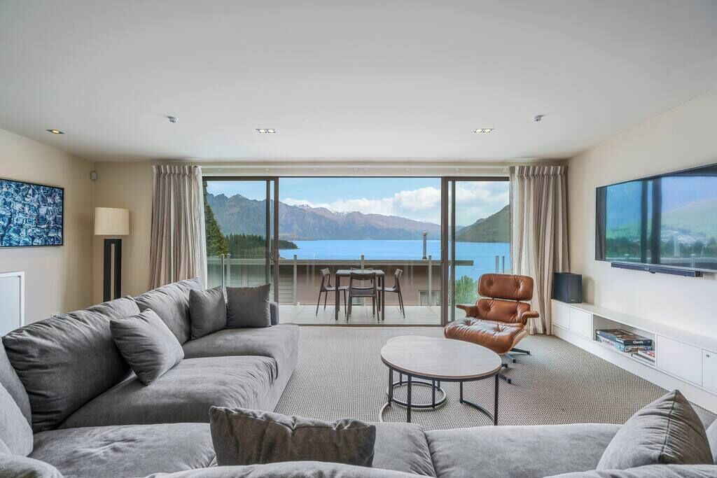 Téléviseur, foyer, livres