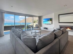 TV, fireplace, books - Epic Views & Steps to Queenstown (Queenstown)