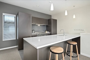 ثلاجة، ميكروويف، فرن، موقد طهي مسطح