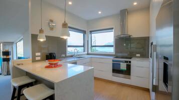 Frigorífico, microondas, horno y placa de cocina