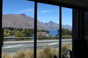 Interior - Mountain View 2 Bed Apartment Pounamu 216 (Queenstown)