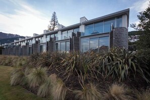 Exterior - Mountain View 2 Bed Apartment Pounamu 216 (Queenstown)