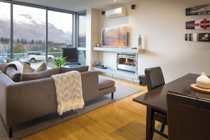 TV, fireplace, offices - Mountain View 2 Bed Apartment Pounamu 216 (Queenstown)