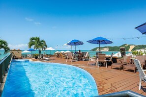 Estudio Deluxe | Piscina | Una piscina al aire libre