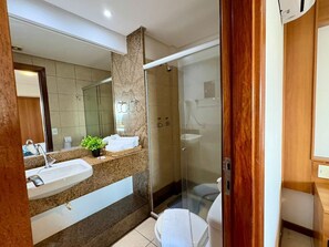 Appartement | Salle de bain | Douche, serviettes fournies, papier de toilette