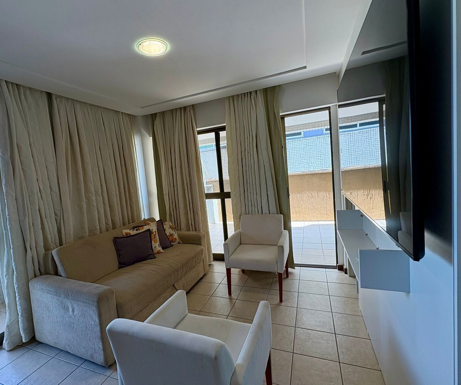 Studio | Ruang tamu | TV 