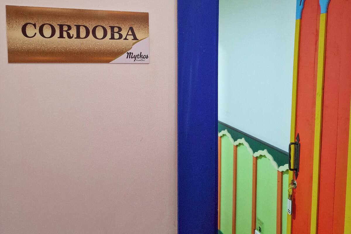 Una puerta con un letrero que dice "CORDOBA Mythos".