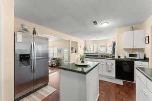 Fridge, microwave, oven, stovetop - World Cup Work Base -Large Home + OFFICE- Sleeps 8 (Stonecrest)