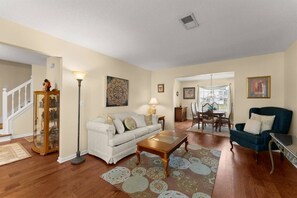 Smart-TV, Kamin, Arbeitsbereiche