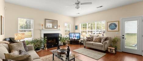 Smart-tv, eldstad och kontor