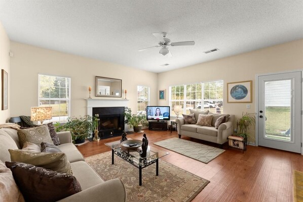 Smart-TV, Kamin, Arbeitsbereiche