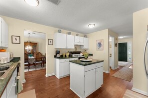 Fridge, microwave, oven, stovetop - Large Lithonia Home with Office (Stonecrest)