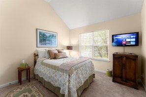 3 bedrooms, iron/ironing board, free WiFi, bed sheets - World Cup Work Base -Large Home + OFFICE- Sleeps 8 (Stonecrest)