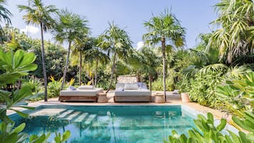 2 outdoor pools