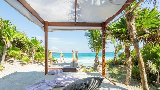 A beachside room with a view of the ocean, a wooden pergola, and palm trees. - ANANA Casa Kaab Kaan (Tulum)