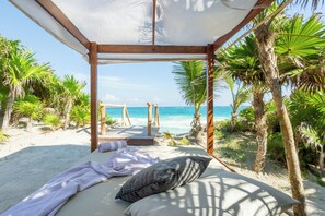 A beachside room with a view of the ocean, a wooden pergola, and palm trees. - ANANA Casa Kaab Kaan (Tulum)