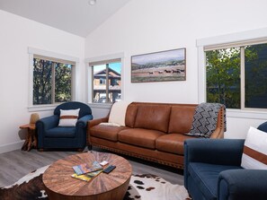 Smart TV, fireplace - Modern Victor Townhome | Walk to Town (Victor)