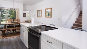 Coffee/tea maker, fridge, microwave, oven - Modern Victor Townhome | Walk to Town (Victor)