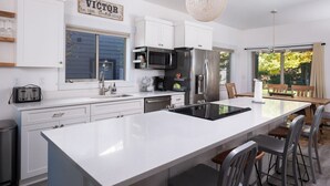 Coffee/tea maker, fridge, microwave, oven - Modern Victor Townhome | Walk to Town (Victor)