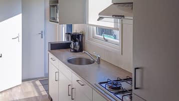 Kühlschrank, Mikrowelle, Herdplatte, Wasserkocher mit Kaffee-/Teezubehör