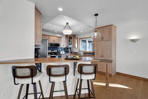 Kühlschrank, Mikrowelle, Ofen, Geschirrspüler