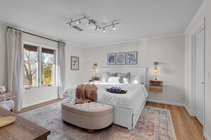 4 bedrooms, desk, iron/ironing board, travel cot