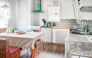Fridge, oven, stovetop, coffee/tea maker - Nice home in Varaldsøy (Varaldsøy)