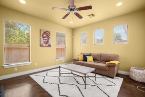  智能电视、书、电脑显示器