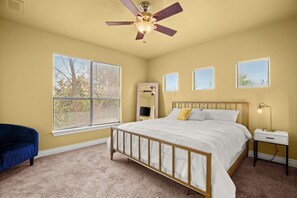 2 bedrooms, desk, iron/ironing board, free WiFi - Private Yard+Fast wifi+dual monitor office  Snowbird’s paradise  (Austin)