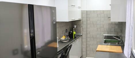 冷蔵庫、電子レンジ、オーブン、コンロ