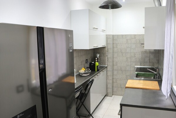 Frigorífico, microondas, horno y placa de cocina