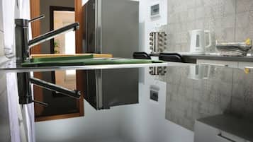 Frigorifero, microonde, forno, piano cottura