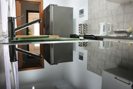 Fridge, microwave, oven, stovetop. A few steps from Legnano station (MIKO APARTMENT)