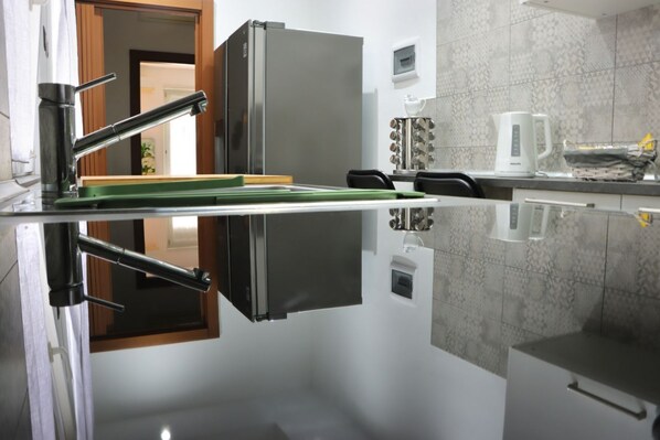 Réfrigérateur, four à micro-ondes, un four, surface de cuisson