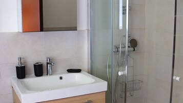 Dusche, Haartrockner, Bidet